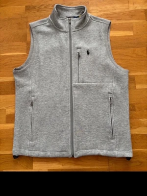 Ralph lauren väst  - Riktigt fin väst i super bara skick bara använda fåtal gånger 