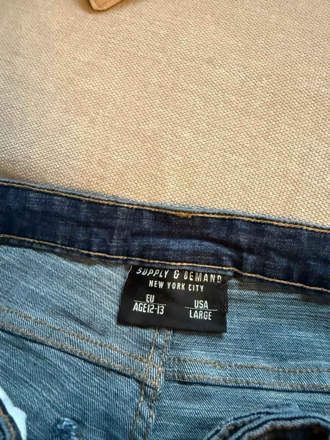 Mörkblå supply demand slitna jeans med hål, storlek L 12-13 år. L 12-13 år. - 2