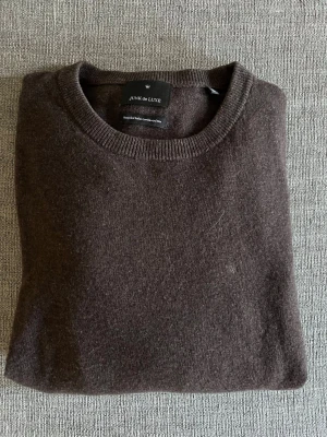 Mörkbrun ulltröja från Junk de Luxe - Väldigt snygg tröja 
