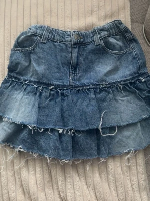 snygg jeanskjol - Hej, jag säljer denna fina jeanskjolen från gina❤️ därav att den ej passar, verkligen perfekt för en varm sommar dag och verkligen super fin (kontakta ifall du vill ha fler bilder)