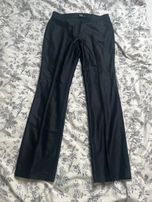 svarta lågmidjade flared kostymbyxor  - Säljer dessa lowrise bootcut kostymbyxor från cotton candy då dom tyvärr var för små för mig. Därav knappt använda!