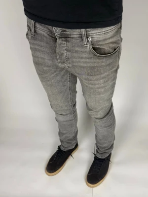 Jack & Jones Jeans - Storlek W31L32  Färg: Grå  Modellen är 180cm 75kg  Nypris: ca 900 kr  Skick: Bra utan defekter (normalt slitage)  Prisvärt alternativ med mycket kvar att ge