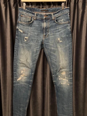 Nudie jeans - GRIM TIM  - Nudie jeans - skick 8/10, fint skick! - Modell: Grim Tim - storlek 30/32, men borde kunna passa w31 oxå - extremt feta på både fram och baksidan, schyssta slitningar - hör av er vid frågor🙌