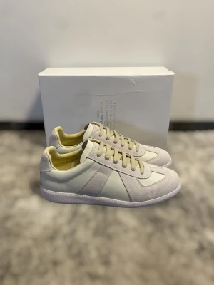 Maison Margiela sneakers - Säljer dessa riktigt snygga Maison Margiela ”GAT” sneakers i skinn och mocka i storlek 43! Helt nya och endast testade. Hör av er ifall ni har några övriga frågor! ⭐️