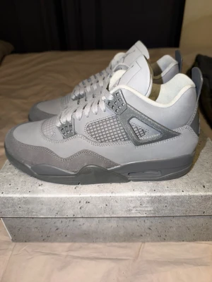 Air Jordan 4 Retro Paris Olympics Wet cement - .Air Jordan 4 Retro SE Paris Olympics Wet Cement säljes. Endast tagna ur box för bild. Köpta ifrån sneakersnstuff.