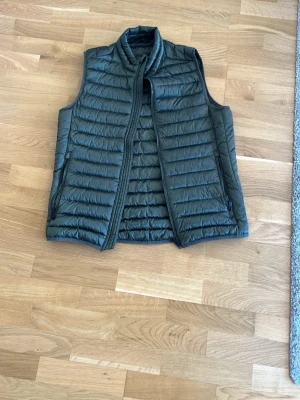 Grön väst - Hej säljer en grön everest väst perfekt för sommaren. Size S. Använd typ 3 gånger. 10/10 skick. Köpt för 500kr. 