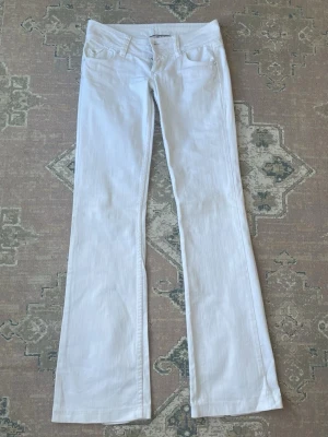 Lågmidjade vita jeans  - Midjemått tvärs över: 36 cm | Innerbenslängd: 83 cm💗 Jeansen saknar en knapp (se bild 3) men det är inget som märks när de är knäppta🥰 Hör gärna av dig vid frågor! 