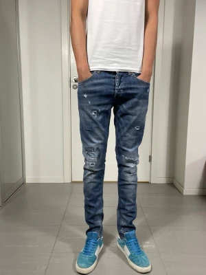 Dondup George Jeans  - Säljer nu dessa Dondup George Jeans med snygga slitningar i populär design, skriv för fler bilder/frågor🙌🏼
