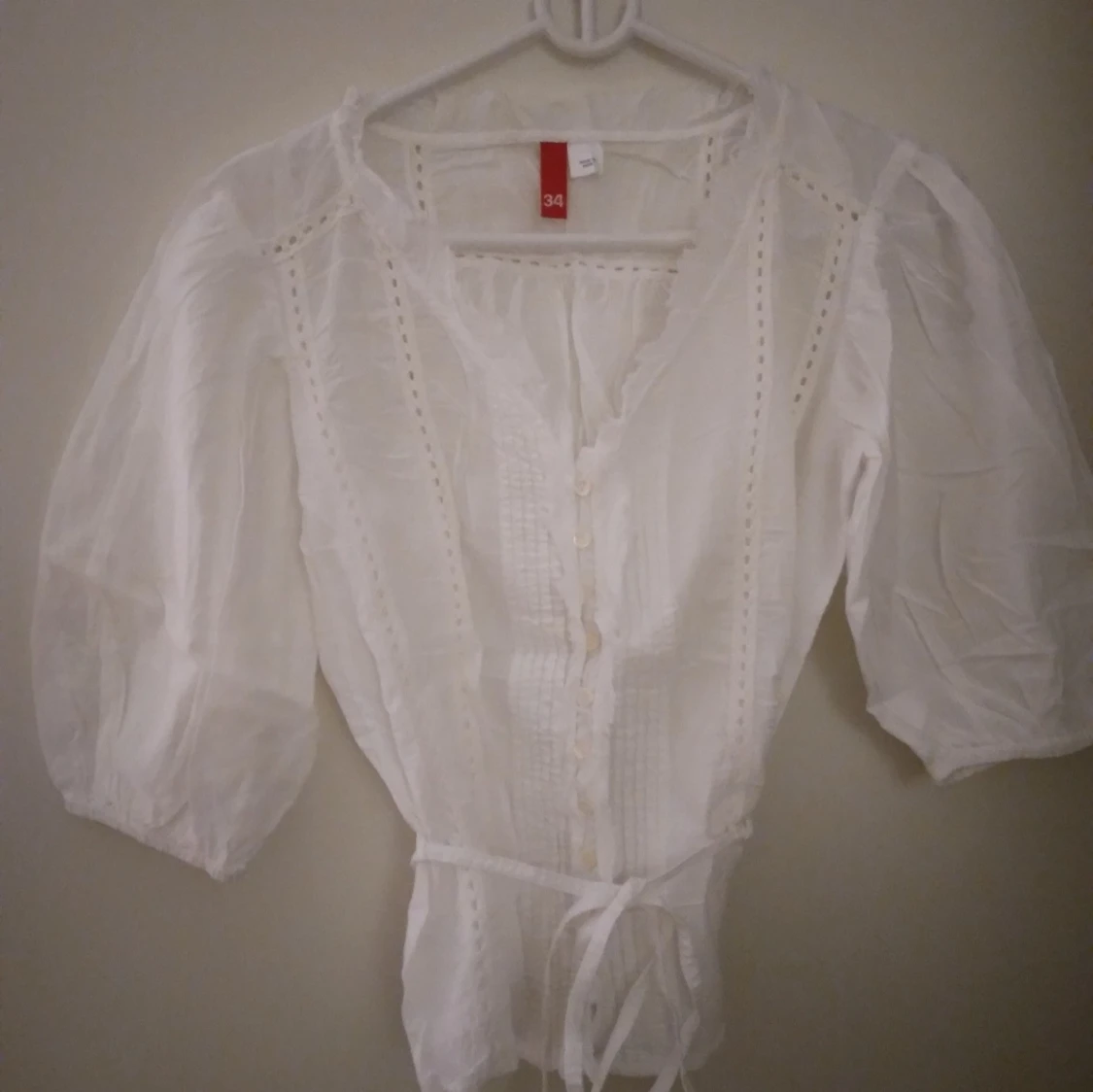 Romantisk luftig vit blus med vida ärmar och broderier. Strlk: 34 / XS-SMALL. Vintage look. Felfri. - 2