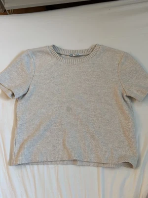 Beige stickad topp från Zara - Miss färgning på framsidan men syns knappt i verkligheten!! Väldigt fin och skön under jackor och på en varm vår dag då det är ett tjockare material!!