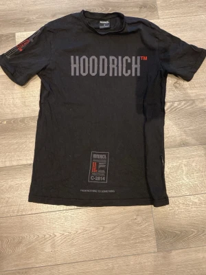 Svart HOODRICH t-shirt  - Svart t-shirt från HOODRICH med stort tryck på bröstet och ryggen. 