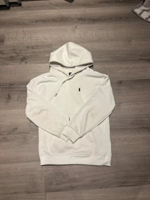 Ralph Lauren Hoodie - Säljer en riktigt snygg Ralph Lauren hoodie för billigt pris! Tröjan har inga skador men tecken på användning. Original pris - 1800 mitt pris - 299. Hör av er vid frågor!
