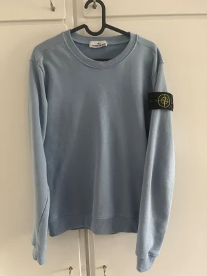Stone Island hoddie  - Säljer nu min stone Island hoddie då jag ej använder den längre. Det finns inga skador eller fläckar på hoddie.