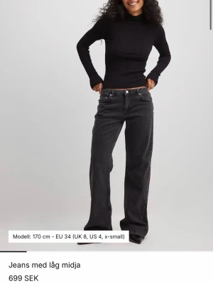 Svarta jeans med låg midja - Har limmat upp dom med textil lim så att de passar någon som är 166 men man kan även ta bort limmet så att de blir full längd🥰