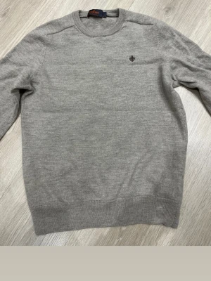 Morris tröja beige  - Säljer en beige Morris tröja som blivit för liten  Ska va storlek L men den har krympt så skulle säga mer som en storlek S nu Sista bilden är endast för att jämföra mot min nya storlek L  Annars väldigt fint skick och inga tecken på användning! Endast haft den i några månader så ej använd mycket   Materialet är av 100% bomull så mjukt, skönt och lyxigt material   Kostade runt 1499kr ny har jag för mig