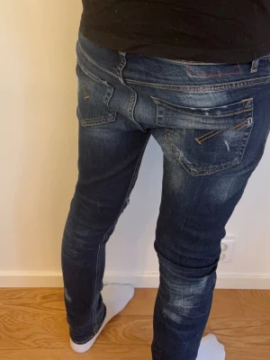 Dondup George Jeans - Tjena! Säljer dessa dondup George Jeans som är en väldigt sällsynt modell med schysst slitning och tvätt! Säljes för 1199kr nypris 2500kr+ (Skick 9/10) Hör av dig vid minsta lilla fundering eller fråga! Ha det gott✌️ 