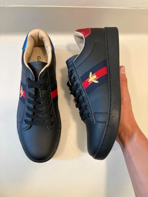 Svarta Gucci ace skor - Svarta Gucci Ace Bee skor // storlek Uk 8 vilket motsvarar 42,5 // helt nya 10/10 skick // skriv vid minsta fråga eller fundering🤝