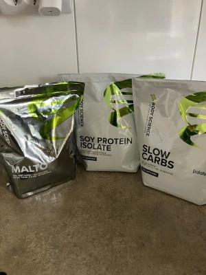 Kosttillskott Body Science 3-pack - Tre påsar kosttillskott från Body Science: Malto, Soy Protein Isolate och Slow carbs. Nyligen köpta men lite är använt (se vikt)styck 100kr alla för 280kr
