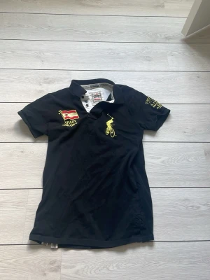 Vintage polo piké - Riktigt snygg och unik polo piké. Den är i bra skick. Skriv vid minsta fundering!🔥
