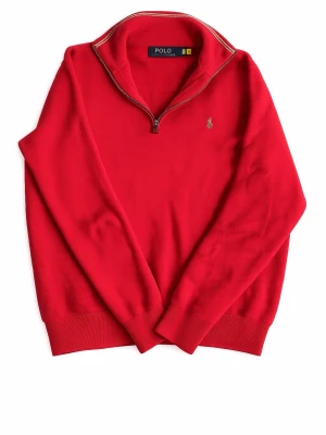 Röd halvzip tröja från Polo Ralph Lauren - Snygg röd tröja från Polo Ralph Lauren med halv dragkedja och klassisk broderad logga på bröstet. Tröjan har ribbade muddar och krage, perfekt för lager på lager. Materialet är mjukt och bekvämt, passar till många olika stilar.