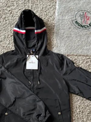 Moncler windbreaker  - Säljer en windbreaker i fint skick från moncler.