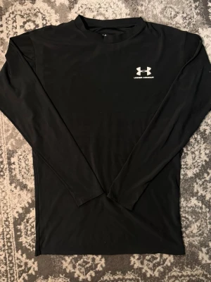 Under armour compression - Säljer nu en långärmad compression shirt från under armour. Storlek XL men passar som S/M. Skicket är väldigt bra
