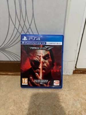 Tekken 7 till PS4 - Tekken 7 till PlayStation 4, ett fightingspel med intensiv action och snygg grafik. Perfekt för dig som gillar klassiska fighting-spel.