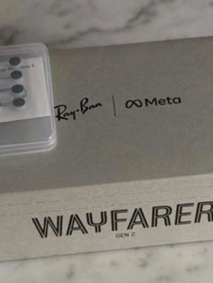 Ray-Ban Meta Wayfarer Gen 2 glasögon - Säljer ett par svarta smarta glasögon Ray-Ban Meta Wayfarer Gen 2. Glasögonen har klassisk Wayfarer-form och levereras med ett brunt fodral i läderimitation. Perfekt för dig som vill kombinera stil med teknik.