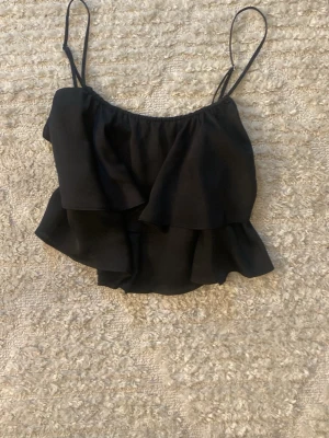 Volang topp - Jag säljer denna snygga volang toppen då jag bara inte använder ☺️ Den passar så bra till sommaren, har inga synliga skador och är i väldigt skönt material, skriv för mer info ❤️❤️