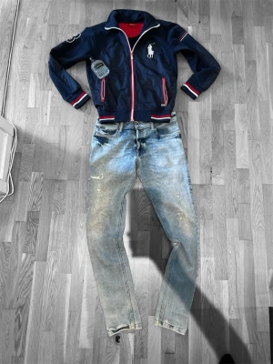 Ljusblå slim fit jeans med revor från Diesel - Säljer ett par ljusblå slim fit jeans från Diesel med slitningar och tvättade detaljer för en avslappnad look. Jeansen har klassisk femficksmodell, knappgylf och smal passform som sitter snyggt längs benen. Perfekta till en streetwear-outfit. Storlek W31 L32 bra skick 