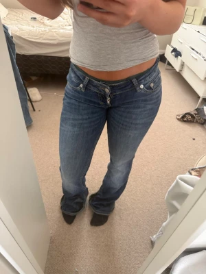 Blå bootcut jeans från Lee - Säljer ett par lågmidjade blå bootcut jeans från Lager 157 . Jeansen är använda ett par fåtal gånger och har inga defekter. Nypris är 400kr 