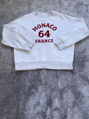 Basic Monaco hoodie - En skön och snygg Hofor från HM. Har gillat den jättemycket och använt den ofta men den ser ut som ny! 