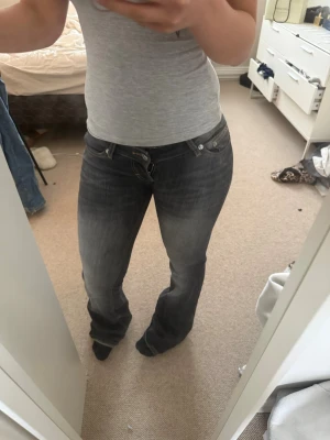 Mörkgrå bootcut jeans lager 157 - Säljer ett par mörkgrå bootcut jeans från lager 157. Jeansen är lite slitna längst ner därav priset men annars är i bra skick. Nyrpis 400