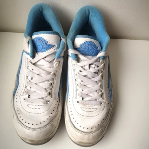 Nike Air Jordan sneakers skor strl 40 - skorna i använt skick, innermått med mätsticka 25.3 cm