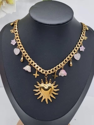 Handgjort halsband med blommor och hjärta  - Material-rostfritt stål, glaspärlor. 