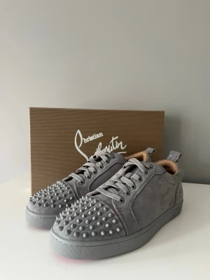 Helt nya grå Loubs  - Säljer ett par helt nya Loubitins i storlek 42!               Bara att meddela mig om du har någon fundering!😀