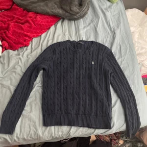 Mörkblå stickad tröja Polo Ralph Lauren - Ralph Laurent 