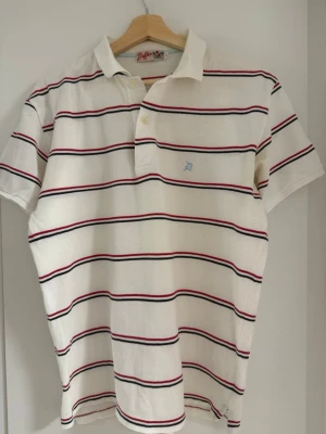 Duffer London Striped Polo Shirt L - Säljer en Duffer London Striped Polo Shirt i vit. Storlek L.