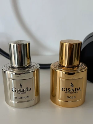 Gisada Parfymer - Säljer två lättburna dofter från Gisada! Titanium och Gold, endast testade/använda 1-2 gånger. Men behöver plats för annat så säljer till riktigt bra pris. Nypris var runt 800kr/st, boxen finns kvar till båda :) Byten kan vara av intresse 