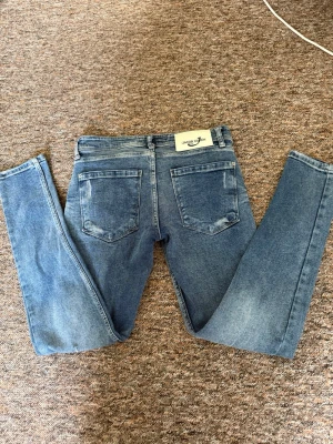 Jacob Cohen jeans - Riktigt feta Jacob Cohen jeans med slitningar. Jeansen är inte använda så mycket då de är för småa för mig. Cond 10/10 precis som nya. Hör av dig vid frågor och funderingar 👍