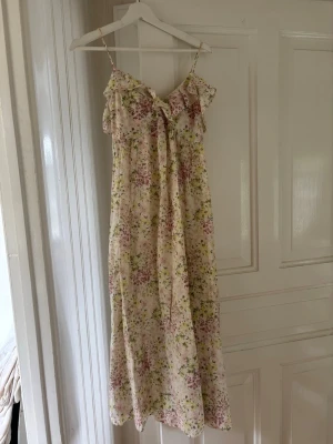 Blommig långklänning från H&M - Populär blommig klänning från hm, storlek XS