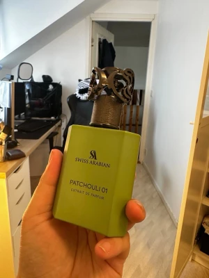 Swiss Arabian Patchouli 01 Extrait de parfum 49/50ml - Toppnoter  Bergamott, Grapefrukt, Björnbär, Lavendel, kardemumma, rosa peppar, Vattennötter  Mellannoter  Ananas, Geranium, Liljekonvalj, Apelsinblomma, mynt, Elemi  Basnoterna  tonkaböna, Vanilj, kashmir trä, patschuli, Olibanum (kyrklig rökelse), labdanum, Ek  OBS! Original förpackning saknas!
