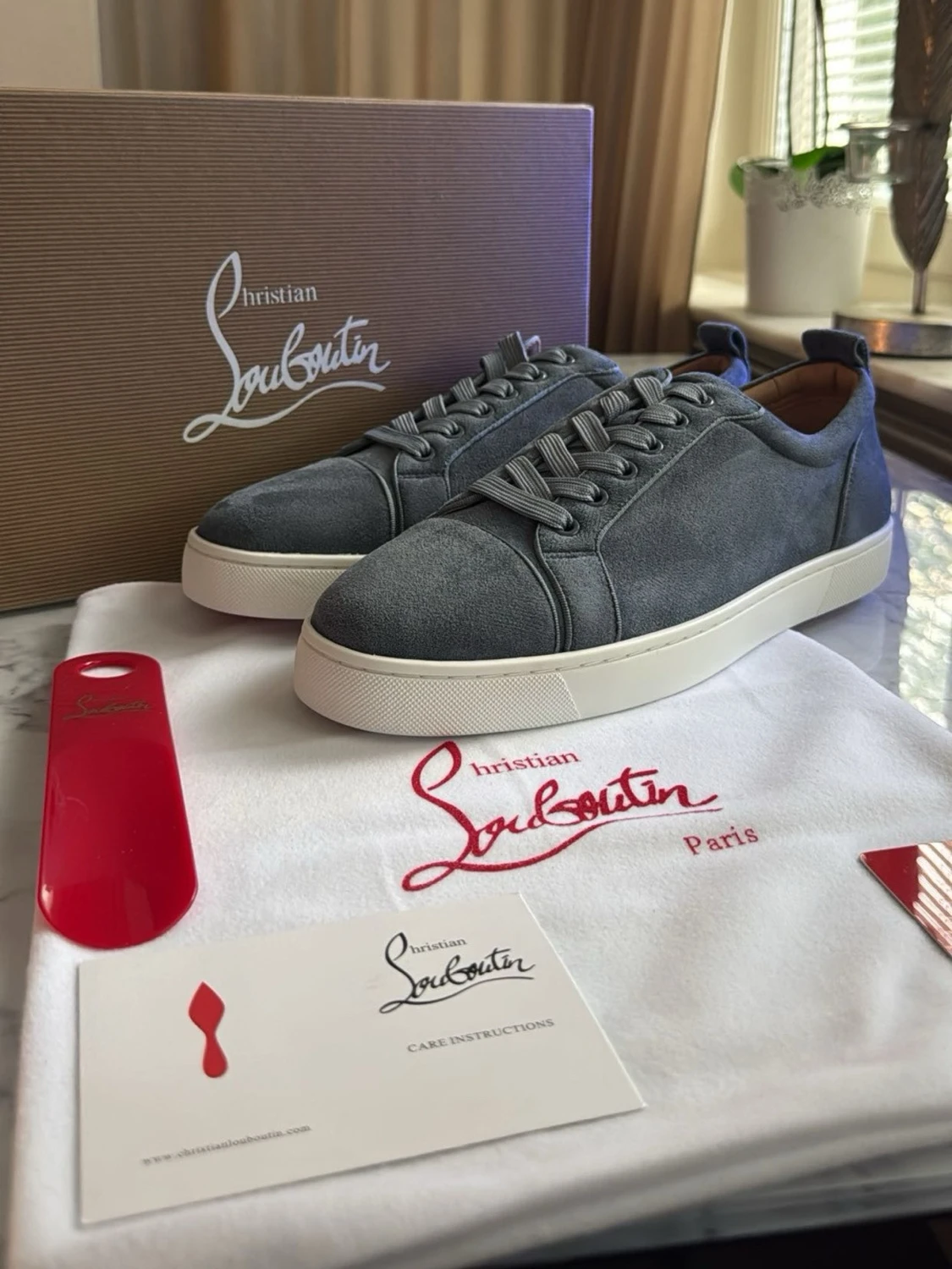 Gråa sneakers från Christian Louboutin