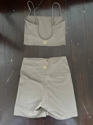 Tränings set  - Tränings set köpt i en butik i Bali ifrån märket Studio K. Toppen är storlek XS och shortsen är S.