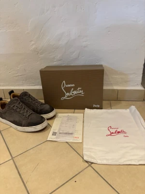Grå louboutin skor - Riktigt snygga grå loubs i mocka. Skorna är använda lite men fortfarande riktigt fina och eleganta. Det finns lite märken på vita delarna och lite smuts på sulan som kanske går att få bort 🤔 (se bilder) men sulorna har fortfarande tydlig röd skinande färg. Priset är ej fast så kom gärna med bud🙂(skorna är inte missfärgade utan bara lite blöta på bilden.