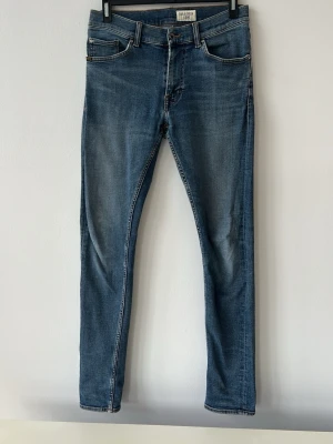 Tiger of Sweden jeans  - Tjena, säljer ett par schyssta tiger of sweden jeans i modellen Evolve, i strl W30/L34 Jeansen är i färgen blå och är i ett bra skick hör gärna av dig om du har några frågor🤗19