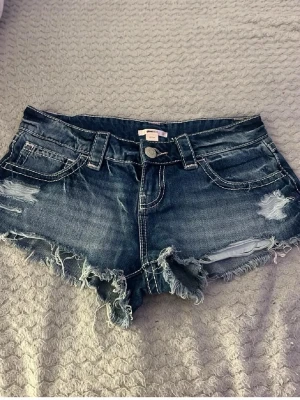 Jeans shorts  - Snygga jeans shorts som är sköna och bekväma💕 inte använt så många gånger typ 3 gånger 