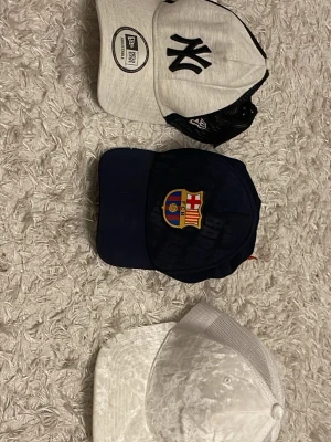 Blå FC Barcelona keps - Snygg mörkblå keps med FC Barcelona-logga framtill. Klassisk böjd skärm och justerbar baksida. Perfekt för dig som vill visa ditt stöd för laget på ett stilrent sätt.