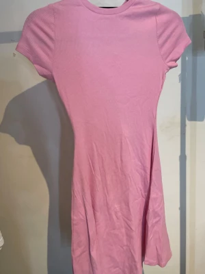 Rosa klänning  - En rosa klänning från New Yorker, storlek S. Aldrig använd.