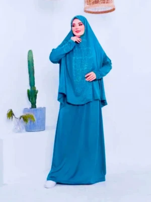 Blå långklänning med hijab - Säljer en blå långklänning med matchande hijab. Klänningen har lång arm och en lös, modest passform. Materialet ser ut att vara mjukt och faller snyggt. Perfekt för dig som vill ha en enkel och stilren look.